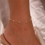 Dans le titre il faut donner le type de produit et la pierre ou la catégorie, par exemple si le produit contient une pierre il doit commencer par : Bracelet Pierre de Lune, par exemple, s’il ne contient pas de pierre mais contient un symbole il faut dire par exemple : Bracelet Arbre de Vie, s’il ne contient ni pierre ni symbole tu dis, Collier Homme, Bracelet Enfant, etc... par la suite il y a le tiret 6 (-), et ensuite c'est le titre du produit il doit dégager une énergie du bracelet, généralement L’IA utilise une caractéristique de la pierre pour donner le titre, par exemple pour la pierre Aigue-Marine, il la relie toujours avec la mer, exemple : Éclat Marin, ce nom c’est la beauté du produit mais malheureusement l’IA est trop répétitive sur ce point donc quand je génère les titres avec lark je dois toujours relire les titres car il donne toujours le même nom, ensuite nous avons la virgule et la matière du produit, mais sur Moment Ici, on doit uniquement mentionner la matière quand c’est de l’argent ou de l’or mais jamais quand c’est de l’acier ou du cuivre ou une autre matière qui n’a pas de valeur, donc si c’est argent, on écrit simplement argent, si c’est une autre matière on laisse vide. Concernant la rédaction de la fiche, elle se base principalement sur les caractéristiques que tu donnes quand tu remplis les caractéristiques de produit, plus il y a de caractéristiques plus la description de produit est riche, le premier paragraphe présente le produit (bracelet, collier, etc...) ensuite il commence à expliquer les caractéristiques, les tailles disponibles, les couleurs, la matière, le design selon les caractéristiques que tu donnes sur lark et selon ce qu’il analyse sur l’image du produit, vers la fin, il y a un message que Claire aime toujours ajouter, qui dis que c’est un super cadeau à offrir etc... pour que le client accroche. Concenrant la nouvelle fiche à remplir sur Shopify, ça se rempli automatiquement, mais les informations nécessaires qu’on doit remplir parfois manuellement et qu’on doit bien vérifier c’est : la matière, le type de produit (clous oreilles, bague large/ajustable, etc...), taille du produit (longuers et parfois largeur ) , le détail sur le produit s’il est ajustable ou pas, lantaille du pendentif, le poids, la taille des pierres du produits, la couleur du produit (c’est pour ça que j’ai souvent besoin de savoir si le produit est en argent ou argent plaqué or car on mentionne couleur argent ou couleur or ou les 2 s’il y a 2 variants), le type de pierres qu’il y a dans le produit, le symbole qu’il y a dans le produit s’il y en a, les tailles disponibles avec leurs SKU si le produit a plusieurs tailles, et le prix. Je crois que c’est les informations nécessaires dont nous avons besoin.