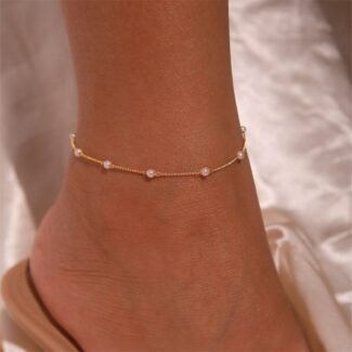 Dans le titre il faut donner le type de produit et la pierre ou la catégorie, par exemple si le produit contient une pierre il doit commencer par : Bracelet Pierre de Lune, par exemple, s’il ne contient pas de pierre mais contient un symbole il faut dire par exemple : Bracelet Arbre de Vie, s’il ne contient ni pierre ni symbole tu dis, Collier Homme, Bracelet Enfant, etc... par la suite il y a le tiret 6 (-), et ensuite c'est le titre du produit il doit dégager une énergie du bracelet, généralement L’IA utilise une caractéristique de la pierre pour donner le titre, par exemple pour la pierre Aigue-Marine, il la relie toujours avec la mer, exemple : Éclat Marin, ce nom c’est la beauté du produit mais malheureusement l’IA est trop répétitive sur ce point donc quand je génère les titres avec lark je dois toujours relire les titres car il donne toujours le même nom, ensuite nous avons la virgule et la matière du produit, mais sur Moment Ici, on doit uniquement mentionner la matière quand c’est de l’argent ou de l’or mais jamais quand c’est de l’acier ou du cuivre ou une autre matière qui n’a pas de valeur, donc si c’est argent, on écrit simplement argent, si c’est une autre matière on laisse vide. Concernant la rédaction de la fiche, elle se base principalement sur les caractéristiques que tu donnes quand tu remplis les caractéristiques de produit, plus il y a de caractéristiques plus la description de produit est riche, le premier paragraphe présente le produit (bracelet, collier, etc...) ensuite il commence à expliquer les caractéristiques, les tailles disponibles, les couleurs, la matière, le design selon les caractéristiques que tu donnes sur lark et selon ce qu’il analyse sur l’image du produit, vers la fin, il y a un message que Claire aime toujours ajouter, qui dis que c’est un super cadeau à offrir etc... pour que le client accroche. Concenrant la nouvelle fiche à remplir sur Shopify, ça se rempli automatiquement, mais les informations nécessaires qu’on doit remplir parfois manuellement et qu’on doit bien vérifier c’est : la matière, le type de produit (clous oreilles, bague large/ajustable, etc...), taille du produit (longuers et parfois largeur ) , le détail sur le produit s’il est ajustable ou pas, lantaille du pendentif, le poids, la taille des pierres du produits, la couleur du produit (c’est pour ça que j’ai souvent besoin de savoir si le produit est en argent ou argent plaqué or car on mentionne couleur argent ou couleur or ou les 2 s’il y a 2 variants), le type de pierres qu’il y a dans le produit, le symbole qu’il y a dans le produit s’il y en a, les tailles disponibles avec leurs SKU si le produit a plusieurs tailles, et le prix. Je crois que c’est les informations nécessaires dont nous avons besoin.