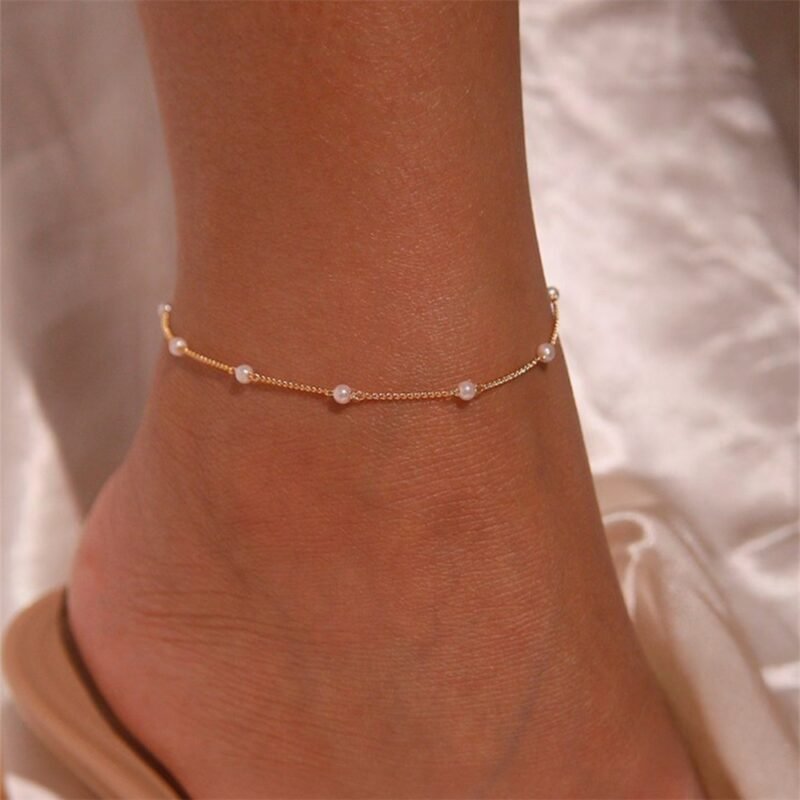 Elegant Pearl Station Anklet – Serene Moonlight (2) Dans le titre il faut donner le type de produit et la pierre ou la catégorie, par exemple si le produit contient une pierre il doit commencer par : Bracelet Pierre de Lune, par exemple, s’il ne contient pas de pierre mais contient un symbole il faut dire par exemple : Bracelet Arbre de Vie, s’il ne contient ni pierre ni symbole tu dis, Collier Homme, Bracelet Enfant, etc... par la suite il y a le tiret 6 (-), et ensuite c'est le titre du produit il doit dégager une énergie du bracelet, généralement L’IA utilise une caractéristique de la pierre pour donner le titre, par exemple pour la pierre Aigue-Marine, il la relie toujours avec la mer, exemple : Éclat Marin, ce nom c’est la beauté du produit mais malheureusement l’IA est trop répétitive sur ce point donc quand je génère les titres avec lark je dois toujours relire les titres car il donne toujours le même nom, ensuite nous avons la virgule et la matière du produit, mais sur Moment Ici, on doit uniquement mentionner la matière quand c’est de l’argent ou de l’or mais jamais quand c’est de l’acier ou du cuivre ou une autre matière qui n’a pas de valeur, donc si c’est argent, on écrit simplement argent, si c’est une autre matière on laisse vide. Concernant la rédaction de la fiche, elle se base principalement sur les caractéristiques que tu donnes quand tu remplis les caractéristiques de produit, plus il y a de caractéristiques plus la description de produit est riche, le premier paragraphe présente le produit (bracelet, collier, etc...) ensuite il commence à expliquer les caractéristiques, les tailles disponibles, les couleurs, la matière, le design selon les caractéristiques que tu donnes sur lark et selon ce qu’il analyse sur l’image du produit, vers la fin, il y a un message que Claire aime toujours ajouter, qui dis que c’est un super cadeau à offrir etc... pour que le client accroche. Concenrant la nouvelle fiche à remplir sur Shopify, ça se rempli automatiquement, mais les informations nécessaires qu’on doit remplir parfois manuellement et qu’on doit bien vérifier c’est : la matière, le type de produit (clous oreilles, bague large/ajustable, etc...), taille du produit (longuers et parfois largeur ) , le détail sur le produit s’il est ajustable ou pas, lantaille du pendentif, le poids, la taille des pierres du produits, la couleur du produit (c’est pour ça que j’ai souvent besoin de savoir si le produit est en argent ou argent plaqué or car on mentionne couleur argent ou couleur or ou les 2 s’il y a 2 variants), le type de pierres qu’il y a dans le produit, le symbole qu’il y a dans le produit s’il y en a, les tailles disponibles avec leurs SKU si le produit a plusieurs tailles, et le prix. Je crois que c’est les informations nécessaires dont nous avons besoin.