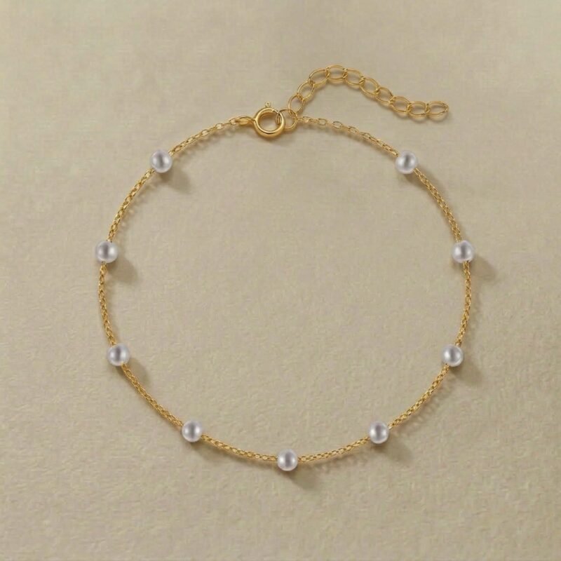 Elegant Pearl Station Anklet – Serene Moonlight (3) Dans le titre il faut donner le type de produit et la pierre ou la catégorie, par exemple si le produit contient une pierre il doit commencer par : Bracelet Pierre de Lune, par exemple, s’il ne contient pas de pierre mais contient un symbole il faut dire par exemple : Bracelet Arbre de Vie, s’il ne contient ni pierre ni symbole tu dis, Collier Homme, Bracelet Enfant, etc... par la suite il y a le tiret 6 (-), et ensuite c'est le titre du produit il doit dégager une énergie du bracelet, généralement L’IA utilise une caractéristique de la pierre pour donner le titre, par exemple pour la pierre Aigue-Marine, il la relie toujours avec la mer, exemple : Éclat Marin, ce nom c’est la beauté du produit mais malheureusement l’IA est trop répétitive sur ce point donc quand je génère les titres avec lark je dois toujours relire les titres car il donne toujours le même nom, ensuite nous avons la virgule et la matière du produit, mais sur Moment Ici, on doit uniquement mentionner la matière quand c’est de l’argent ou de l’or mais jamais quand c’est de l’acier ou du cuivre ou une autre matière qui n’a pas de valeur, donc si c’est argent, on écrit simplement argent, si c’est une autre matière on laisse vide. Concernant la rédaction de la fiche, elle se base principalement sur les caractéristiques que tu donnes quand tu remplis les caractéristiques de produit, plus il y a de caractéristiques plus la description de produit est riche, le premier paragraphe présente le produit (bracelet, collier, etc...) ensuite il commence à expliquer les caractéristiques, les tailles disponibles, les couleurs, la matière, le design selon les caractéristiques que tu donnes sur lark et selon ce qu’il analyse sur l’image du produit, vers la fin, il y a un message que Claire aime toujours ajouter, qui dis que c’est un super cadeau à offrir etc... pour que le client accroche. Concenrant la nouvelle fiche à remplir sur Shopify, ça se rempli automatiquement, mais les informations nécessaires qu’on doit remplir parfois manuellement et qu’on doit bien vérifier c’est : la matière, le type de produit (clous oreilles, bague large/ajustable, etc...), taille du produit (longuers et parfois largeur ) , le détail sur le produit s’il est ajustable ou pas, lantaille du pendentif, le poids, la taille des pierres du produits, la couleur du produit (c’est pour ça que j’ai souvent besoin de savoir si le produit est en argent ou argent plaqué or car on mentionne couleur argent ou couleur or ou les 2 s’il y a 2 variants), le type de pierres qu’il y a dans le produit, le symbole qu’il y a dans le produit s’il y en a, les tailles disponibles avec leurs SKU si le produit a plusieurs tailles, et le prix. Je crois que c’est les informations nécessaires dont nous avons besoin.